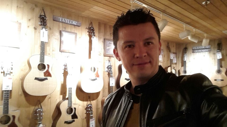 Carlos Fernando Leon Founder & Manager Guitarras EN TODO